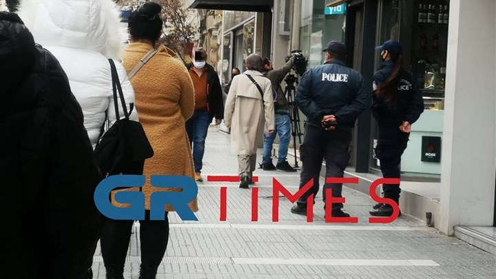 Θεσσαλονίκη: Ουρές και σήμερα έξω από τα καταστήματα – Αυξημένη η αστυνομική παρουσία – ΦΩΤΟ – ΒΙΝΤΕΟ