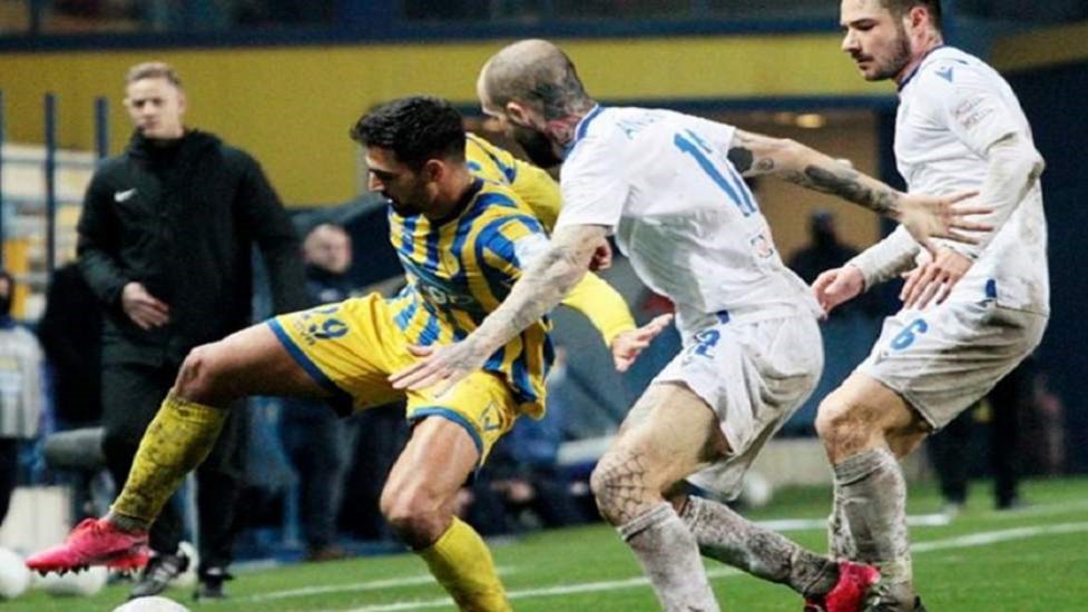 Super League: “Έσπασαν” τα δοκάρια Παναιτωλικός και Λαμία