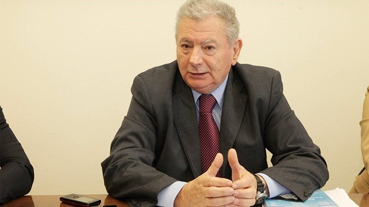 Σήφης Βαλυράκης: Το ιστορικό στέλεχος του ΠΑΣΟΚ που κολύμπησε από την Κέρκυρα στην Αλβανία