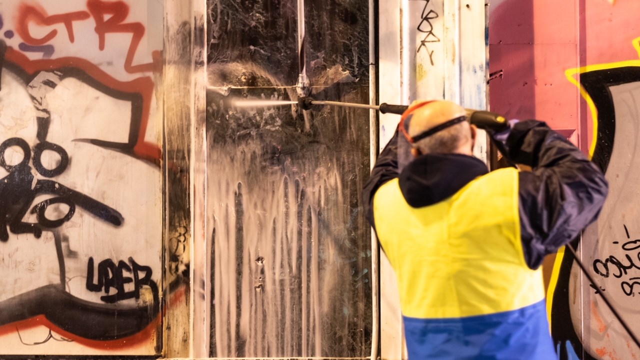 Με 40 επιχειρήσεις αντί-γκράφιτι καθάρισαν 19.000 τ.μ. της Αθήνας – ΦΩΤΟ