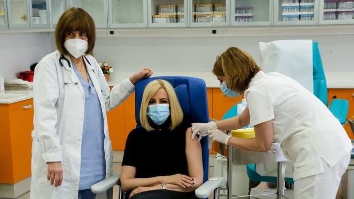 Γεννηματά: Έκανε τη δεύτερη δόση του εμβολίου – “Η σκέψη μου είναι σε κάθε σπίτι που δεν του αρκεί ο συμβολισμός”