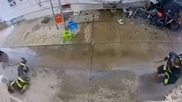 Νέα Υόρκη: Κλιματιστικό έπεσε στο κεφάλι πυροσβέστη – ΒΙΝΤΕΟ ντοκουμέντο