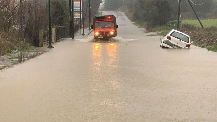 Κακοκαιρία: Πλημμύρες σε Αγρίνιο και Ιωάννινα – Απομακρύνθηκαν μαθητές από σχολείο