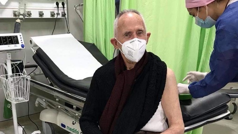 Συγκινημένος ο Άλμπερτ Μπουρλά: Ο πεθερός του έκανε την πρώτη δόση εμβολίου