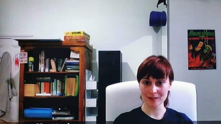 Χαμός στη Βρετανία: Βγήκε στον αέρα του BBC με “ύποπτο αντικείμενο” στη βιβλιοθήκη της – ΒΙΝΤΕΟ