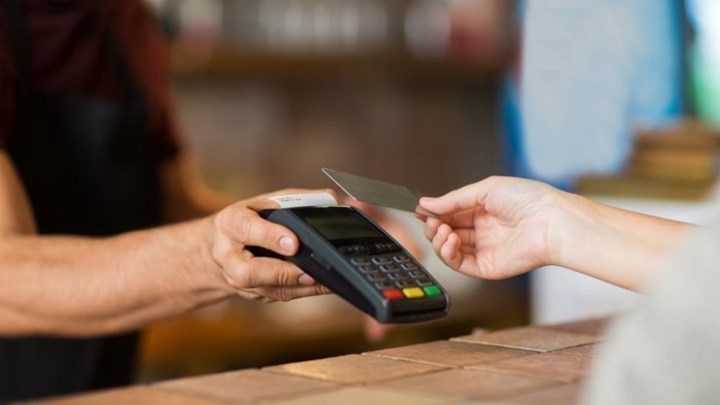 e- Αποδείξεις: «Παγώνει» η υποχρέωση για το 30% ηλεκτρονικών συναλλαγών – Πόσο έξτρα φόρο θα γλιτώσετε