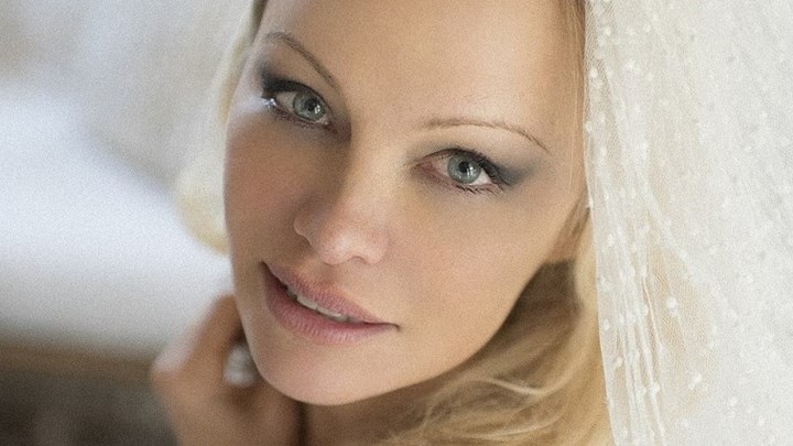 Πάμελα Άντερσον: Πέμπτο στεφάνι για τη σεξοβόμβα – Δείτε ΦΩΤΟ από τον μυστικό γάμο