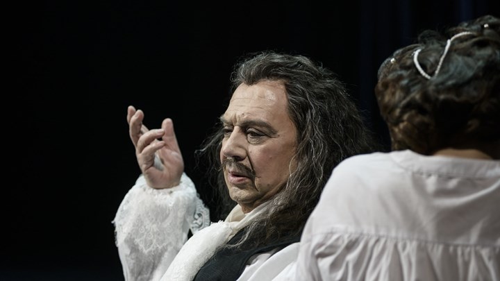 Ο Φασουλής «έγινε» Μολιέρος: Το πρώτο κλικ της φιλόδοξης παράστασης μόνο στο enikos.gr