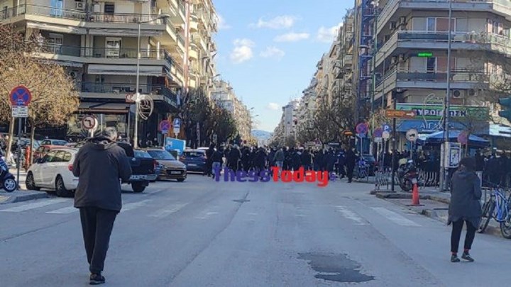 Θεσσαλονίκη: Ένταση μετά το φοιτητικό συλλαλητήριο – Επίθεση με πέτρες και μάρμαρα στα ΜΑΤ