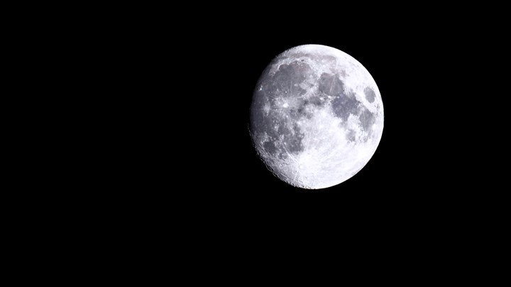 Νέες έρευνες: Πώς μπορεί να επηρεάσει η Σελήνη τον ύπνο μας – Η σχέση με την περίοδο των γυναικών