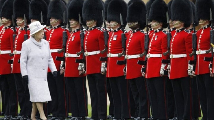 Βρετανία: Σάλος στο Παλάτι – Μέλη της βασιλικής φρουράς σχεδίαζαν κλοπή πυρομαχικών