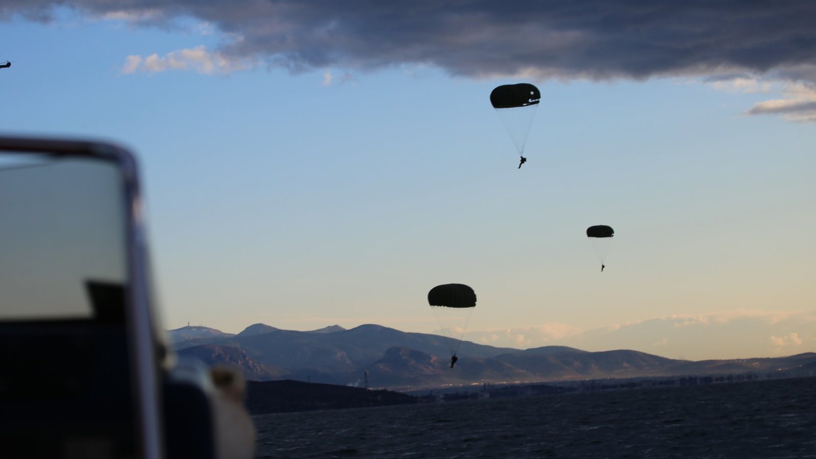 ​Πήδηξε με αλεξίπτωτο μαζί με “βατράχια” ο Αρχηγός ΓΕΕΘΑ – ΦΩΤΟ – ΒΙΝΤΕΟ