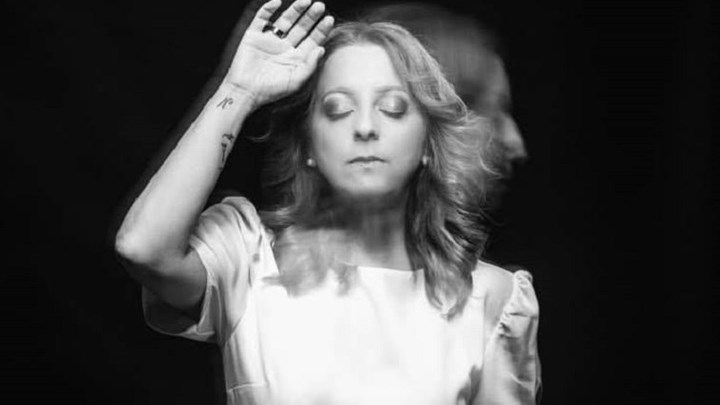 Καταγγελία-σοκ από γνωστή ερμηνεύτρια: Συνθέτης με κλείδωσε στο σπίτι του και με κυνηγούσε ολόγυμνος