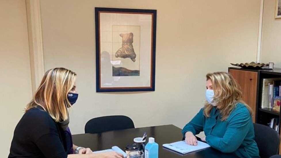 Συνάντηση Μπεκατώρου – Συρεγγέλα : Μόνο η αποκάλυψη των περιστατικών βίας φέρνει την επούλωση