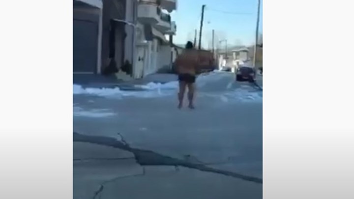 Έβρος: Βγήκε βόλτα μόνο με το μαγιό στο χιονισμένο Διδυμότειχο – ΒΙΝΤΕΟ