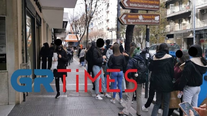Θεσσαλονίκη: Ουρές έξω από τα καταστήματα – Οι αποστάσεις ασφαλείας πήγαν… “περίπατο” – ΒΙΝΤΕΟ