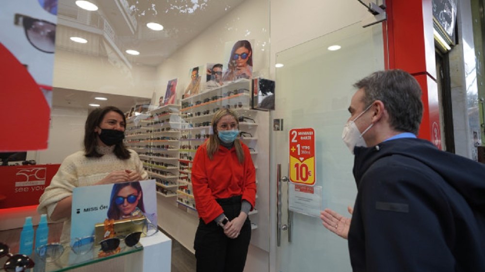 Η βόλτα του Μητσοτάκη στα Τρίκαλα – Τι είπε σε πολίτες που ψώνιζαν και σε καταστηματάρχες