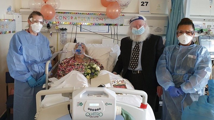 Κορονοϊός: Παντρεύτηκαν μέσα σε θάλαμο νοσοκομείου 46 χρόνια μετά τη γνωριμία τους – ΦΩΤΟ