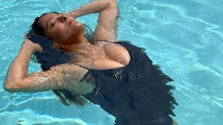 Σάλμα Χάγιεκ: Κυριακάτικες βουτιές για τη Λατίνα σταρ – ΦΩΤΟ