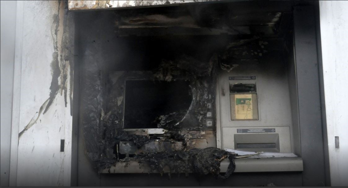 Βόλος: Άγνωστοι κατέστρεψαν δύο ATM