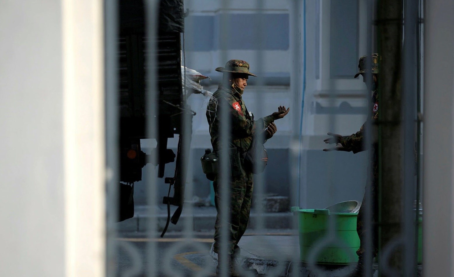 Πραξικόπημα στη Μιανμάρ: Στρατιώτες στο δημαρχείο της Γιανγκόν – Σε κατάσταση εκτάκτου ανάγκης η χώρα