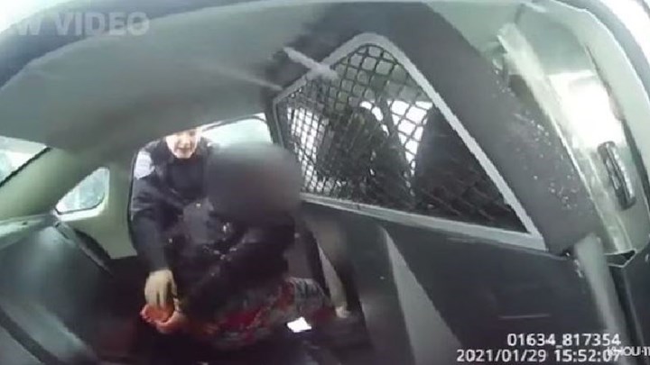 Οργή στις ΗΠΑ: Αστυνομικοί πέρασαν χειροπέδες και έριξαν σπρέι πιπεριού σε 9χρονη – ΒΙΝΤΕΟ