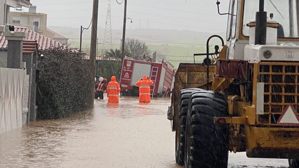 Θρήνος στον Έβρο: Πατέρας τριών παιδιών ο πυροσβέστης που πνίγηκε – Εικόνες από το σημείο που έχασε τη ζωή του