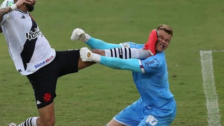 Σοκαριστικό χτύπημα με τις τάπες στο πρόσωπο τερματοφύλακα – ΒΙΝΤΕΟ