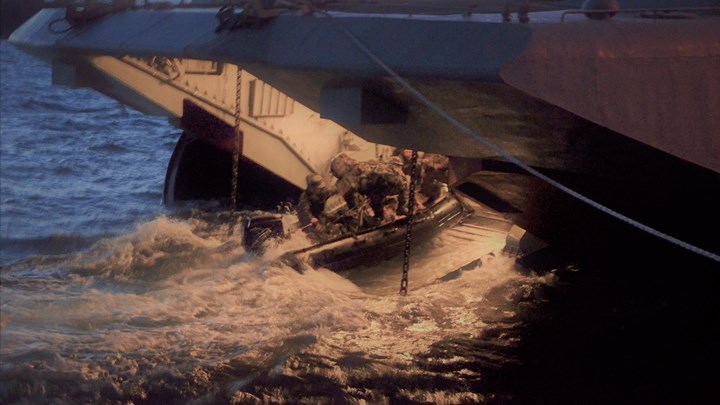 Εντυπωσιακή άσκηση: Οι «σκιές» των Ειδικών Δυνάμεων έκαναν απόβαση με ZUBR – ΦΩΤΟ