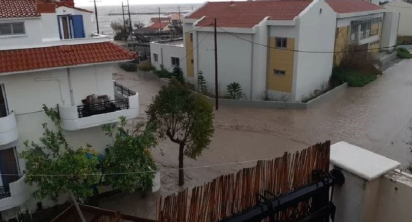 Σάμος: Προβλήματα από την κακοκαιρία – Πλημμύρισαν δρόμοι και σπίτια – ΦΩΤΟ