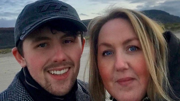 Κορονοϊός: Αφιέρωσε τραγούδι στη 48χρονη μητέρα του που πέθανε -“Ήθελα η μαμά μου να ακούσει τη φωνή μου”