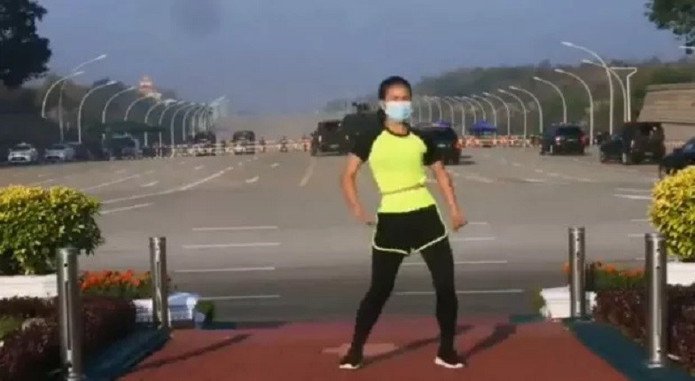 Μιανμάρ: Influencer κάνει αεροβική και πίσω της εξελίσσεται το πραξικόπημα