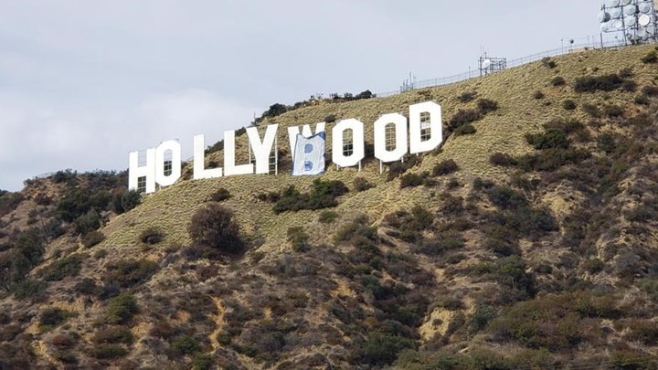 Λος Άντζελες: Συνελήφθη influencer που άλλαξε το “Hollywood” σε… “Hollyboob” – ΦΩΤΟ – ΒΙΝΤΕΟ