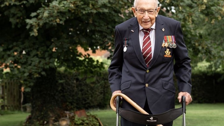 Κάπτεν Τομ: Τα συλλυπητήρια της βασίλισσας Ελισάβετ για τον θάνατο του βετεράνου