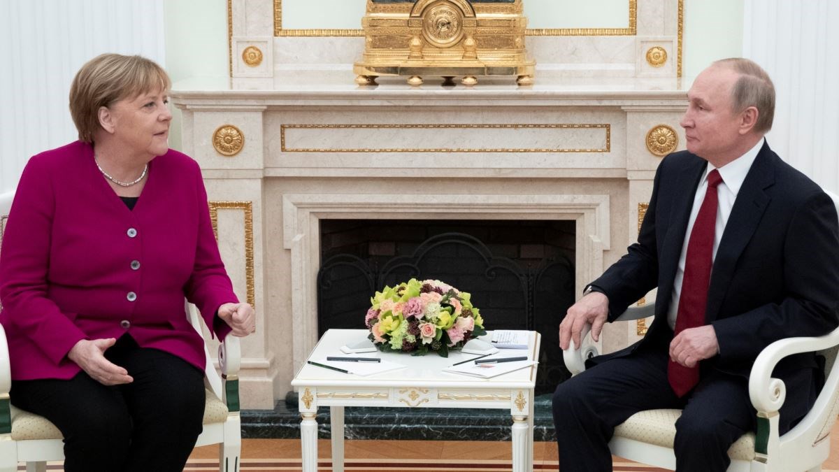 Η Μέρκελ “κλείνει το μάτι” στο ρωσικό εμβόλιο