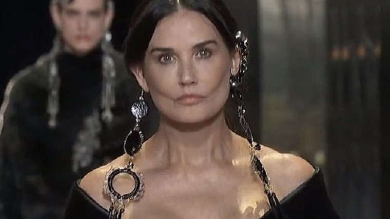 Ντέμι Μουρ: Τι απαντά για το αγνώριστο πρόσωπό της στην επίδειξη μόδας του Fendi