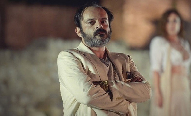 Ο Αβαρικιώτης δίπλα σε Κόκλα-Μουζουράκη στους “Ιππείς” του Ρήγου