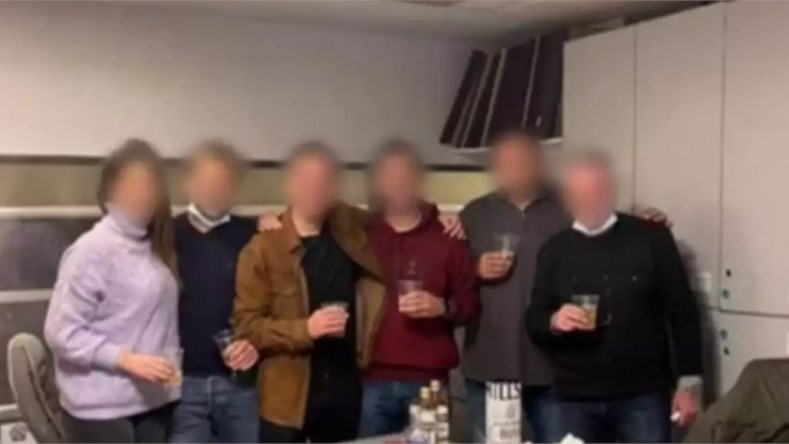 Οργή στην ΕΛ.ΑΣ. έπειτα από κορωνοπάρτι μέσα στη ΓΑΔΑ – Η ΦΩΤΟ που τους πρόδωσε – ΒΙΝΤΕΟ