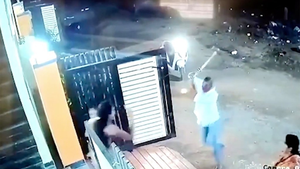 Ινδία: Επιτέθηκε σε γυναίκα με τσεκούρι επειδή τον απέρριψε – ΒΙΝΤΕΟ