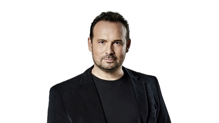 Ο Κώστας Μακεδόνας εύχεται χρόνια πολλά στο enikos.gr