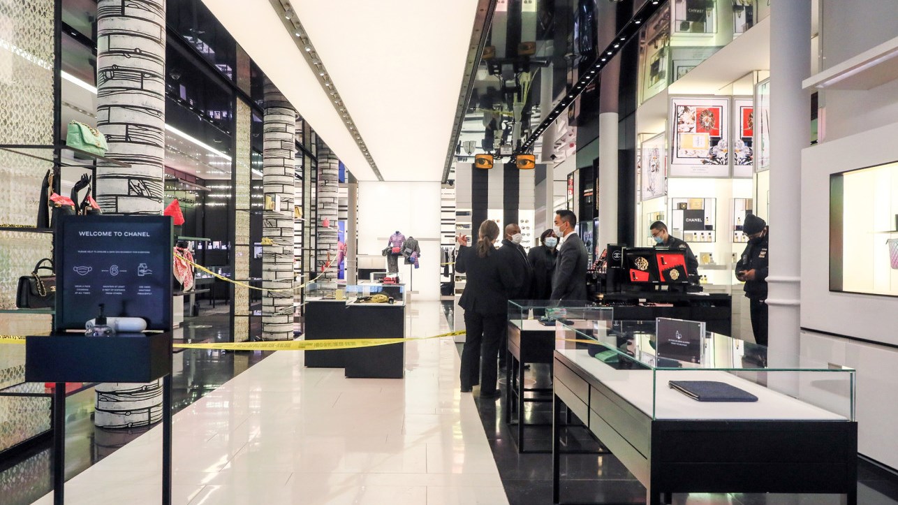 ΒΙΝΤΕΟ – ντοκουμέντο: Ληστεία μέρα μεσημέρι στο Μανχάταν – Ένοπλοι εισέβαλαν σε μπουτίκ της Chanel