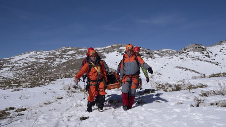 Ιωάννινα: Καρέ καρέ η επιχείρηση ανάσυρσης της σορού του 32χρονου πιλότου – BINTEO