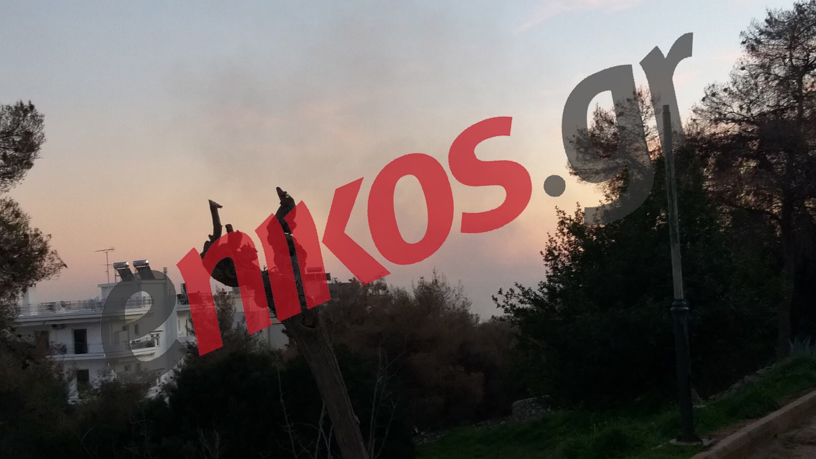 Φωτιά ΤΩΡΑ σε φανοποιείο στο Περιστέρι – ΦΩΤΟ αναγνώστη