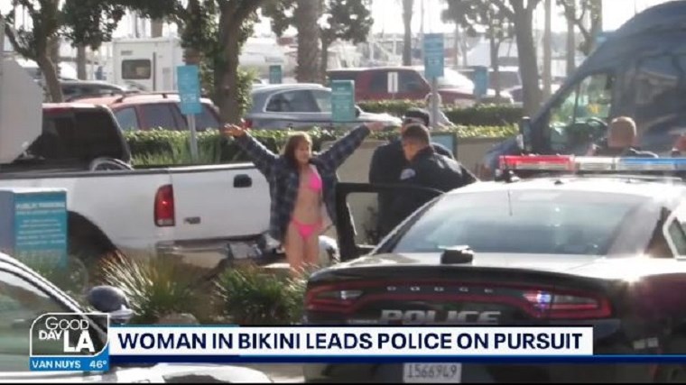 Καλιφόρνια: Χειροπέδες σε γυναίκα με… ροζ μπικίνι έπειτα από καταδίωξη – ΒΙΝΤΕΟ