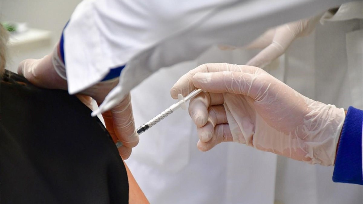 Εμβόλιο AstraZeneca: Δεν θα χορηγείται στους άνω των 65 – Πότε ξεκινούν οι εμβολιασμοί στην Ελλάδα
