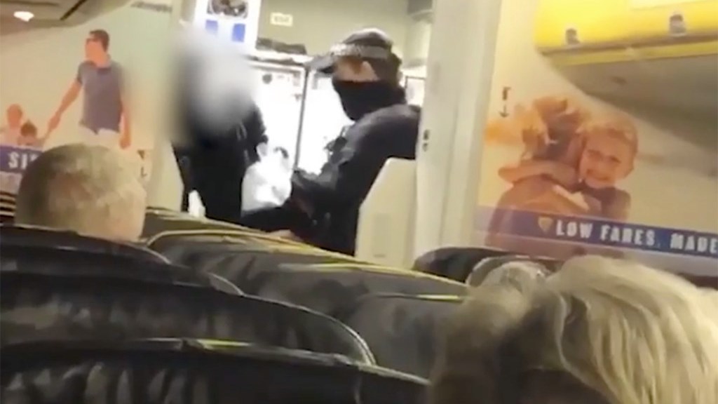 Μεθυσμένος επιβάτης “κουτούλησε” ιπτάμενο φροντιστή επειδή του ζήτησε να φορέσει μάσκα