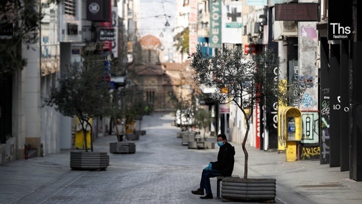 Κορονοϊός: Ανησυχία για την ενδοοικογενειακή διασπορά και τα κρούσματα στις γειτονιές – “Έχουμε μπροστά μας ανηφόρα”
