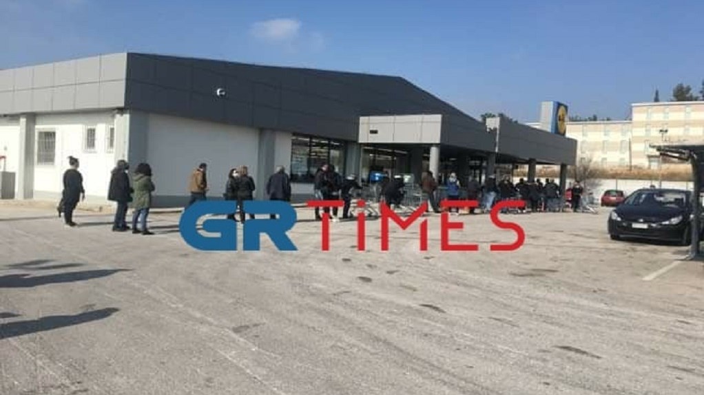 Θεσσαλονίκη: Ουρές έξω από σούπερ μάρκετ – ΦΩΤΟ