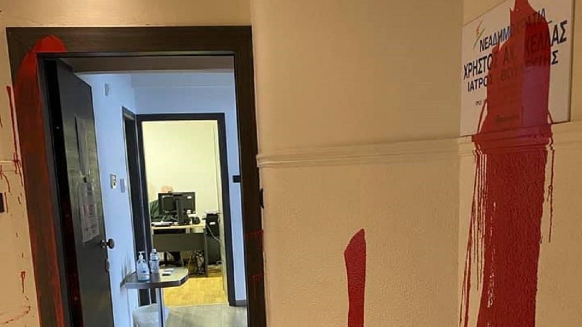 Λάρισα: Επίθεση στο πολιτικό γραφείο του Χρήστου Κέλλα – ΦΩΤΟ