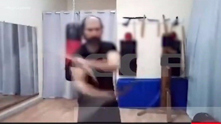 Κάλυμνος: Ο αρνητής μάσκας ιερέας – νίντζα και λάτρης του μπουζουκιού